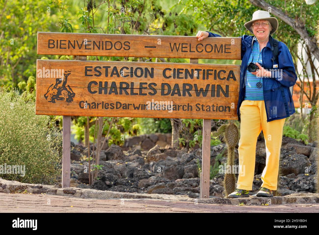 Visitatori della Stazione di Ricerca Darwin, Puerto Aroya, Isola di Santa Cruz, Ecuador Foto Stock
