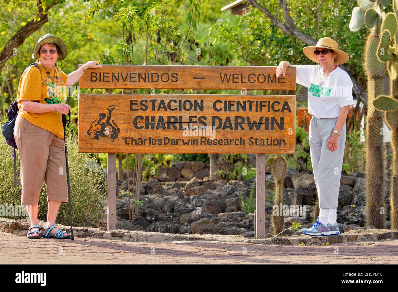 Visitatori della Stazione di Ricerca Darwin, Puerto Aroya, Isola di Santa Cruz, Ecuador Foto Stock