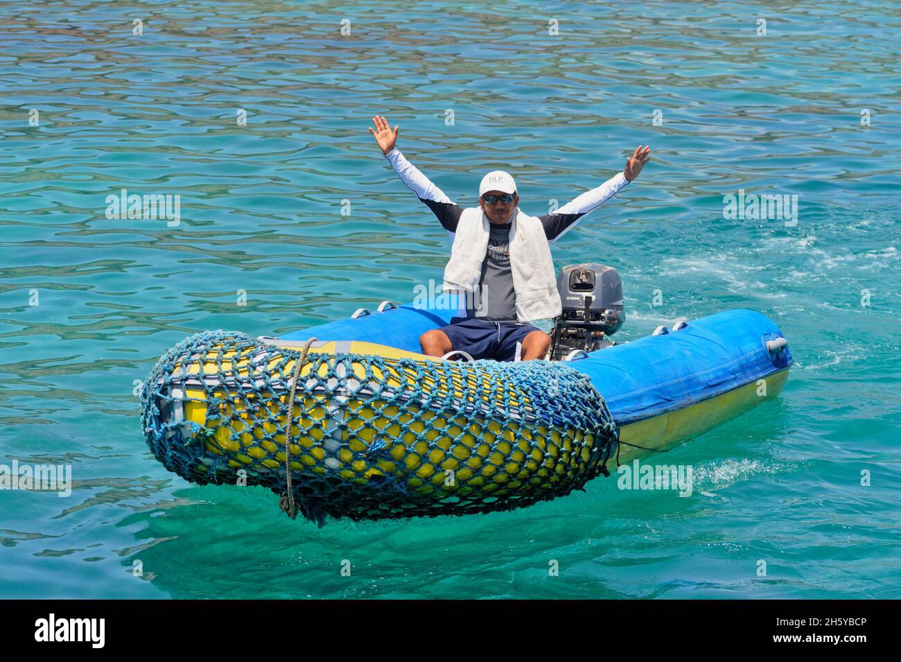 Panga, zodiaco driver Byron, Galapagos Islands National Park, Santa Fe Island, Ecuador Foto Stock