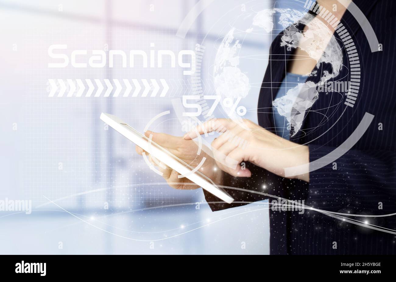 Concetto di connessione globale. Tablet bianco con mano touch con ologramma digitale mondo, terra, mappa, globo segno su sfondo chiaro sfocato. Tecnologia globale Foto Stock
