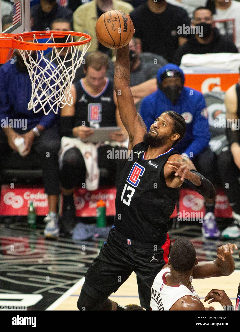 Los Angeles, California, Stati Uniti. 11 Nov 2021. Los Angeles Clippers vs Miami Heat allo Staples Center di Los Angeles, CA Giovedì, Novembre 11, 2021.PHILLIP KIM.Paul George #13 dei LA Clippers va per una sbattuta durante il secondo trimestre contro il calore di Miami. (Credit Image: © Phillip Kim/Prensa Internacional via ZUMA Press Wire) Credit: ZUMA Press, Inc./Alamy Live News Foto Stock