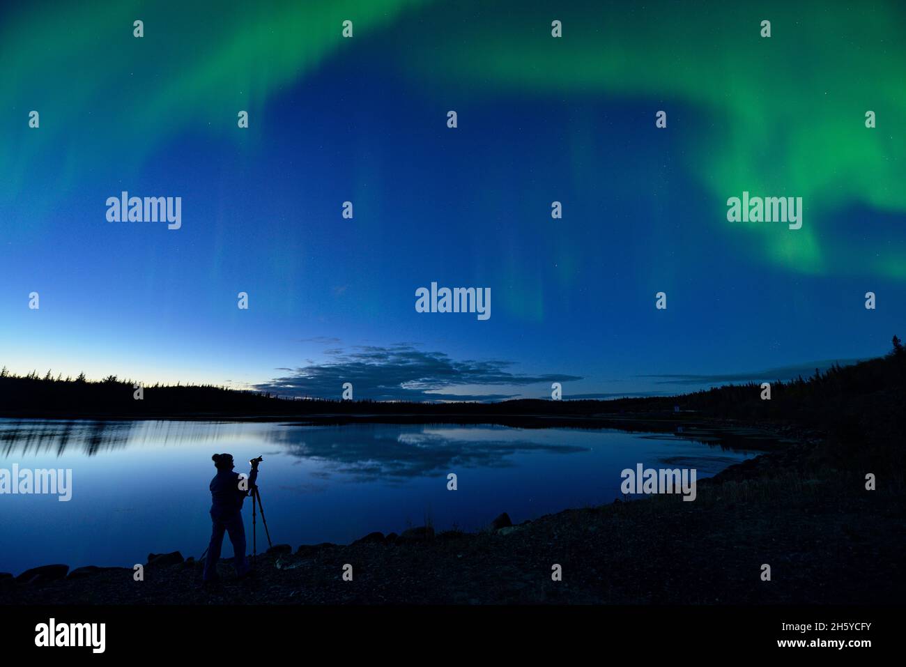 Fotografando Aurora borealis (aurora boreale) sopra il lago prospero, il parco territoriale del lago prosperoso, Yellowknife, territorio del nord-ovest Foto Stock