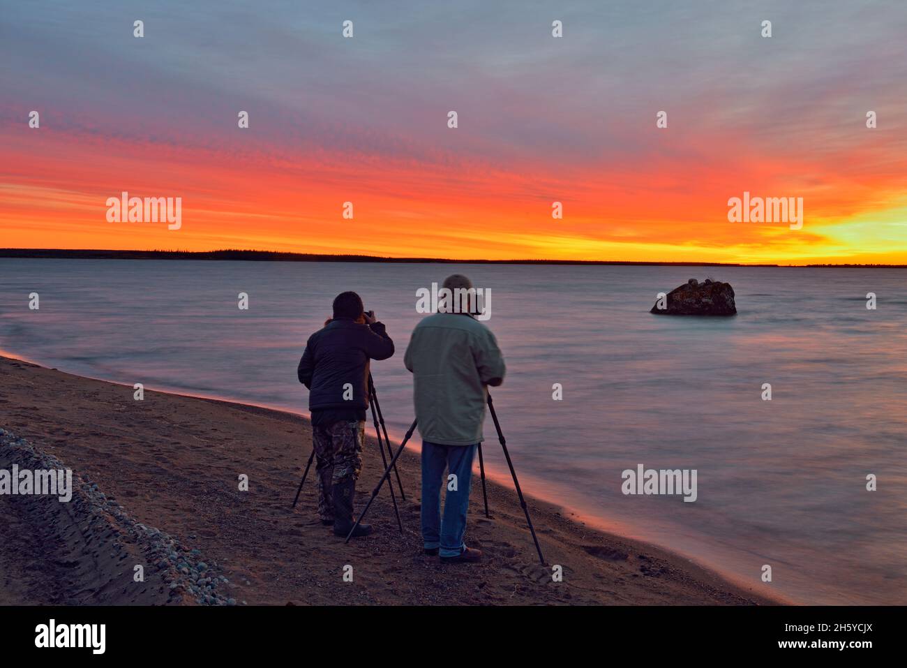 Fotografi sulla costa del lago di Ennadai all'alba, Arctic Haven Lodge, Ennadai Lake, Nunavut, Canada Foto Stock