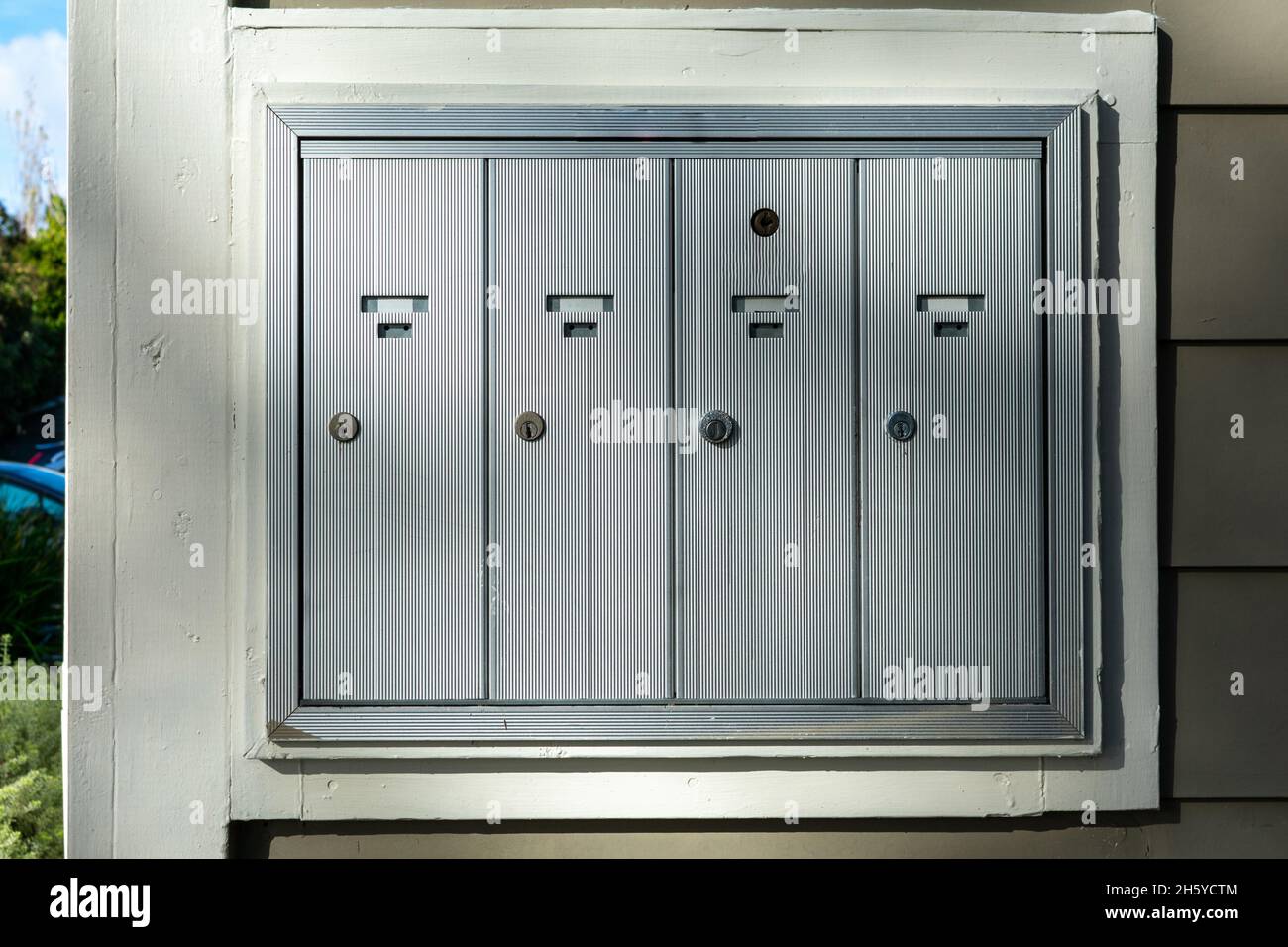 Porte chiuse di cassette postali esterne montate nella parete dell'appartamento, dell'appartamento o del business Foto Stock