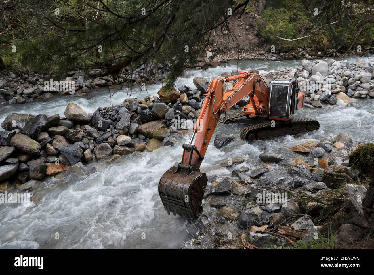 JCB di lavoro nel villaggio di Kafnu sul fiume Bhabha, Himachal Pradesh, India Foto Stock