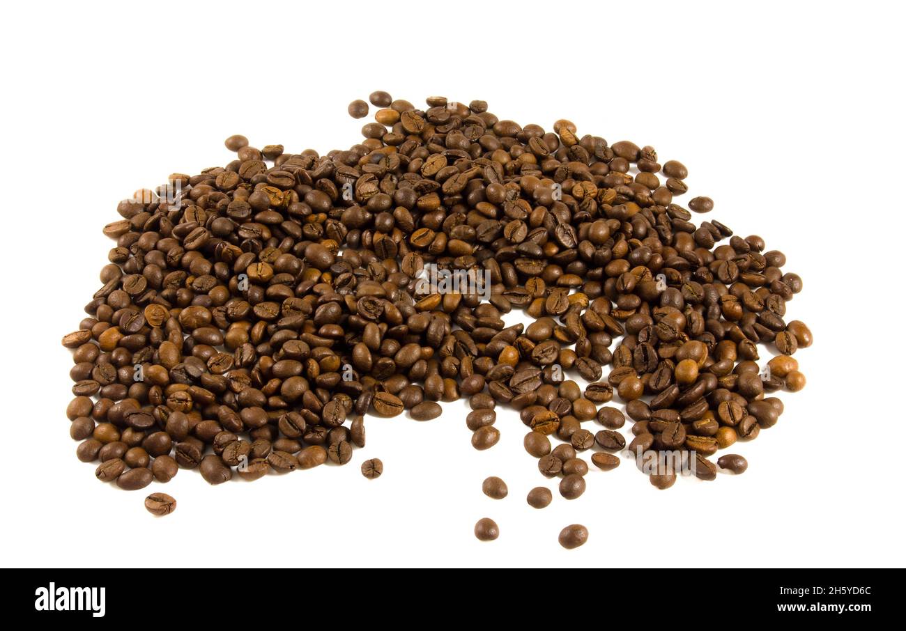 Mucchio sparso di chicchi di caffè torrefatto isolato su sfondo bianco. Foto Stock