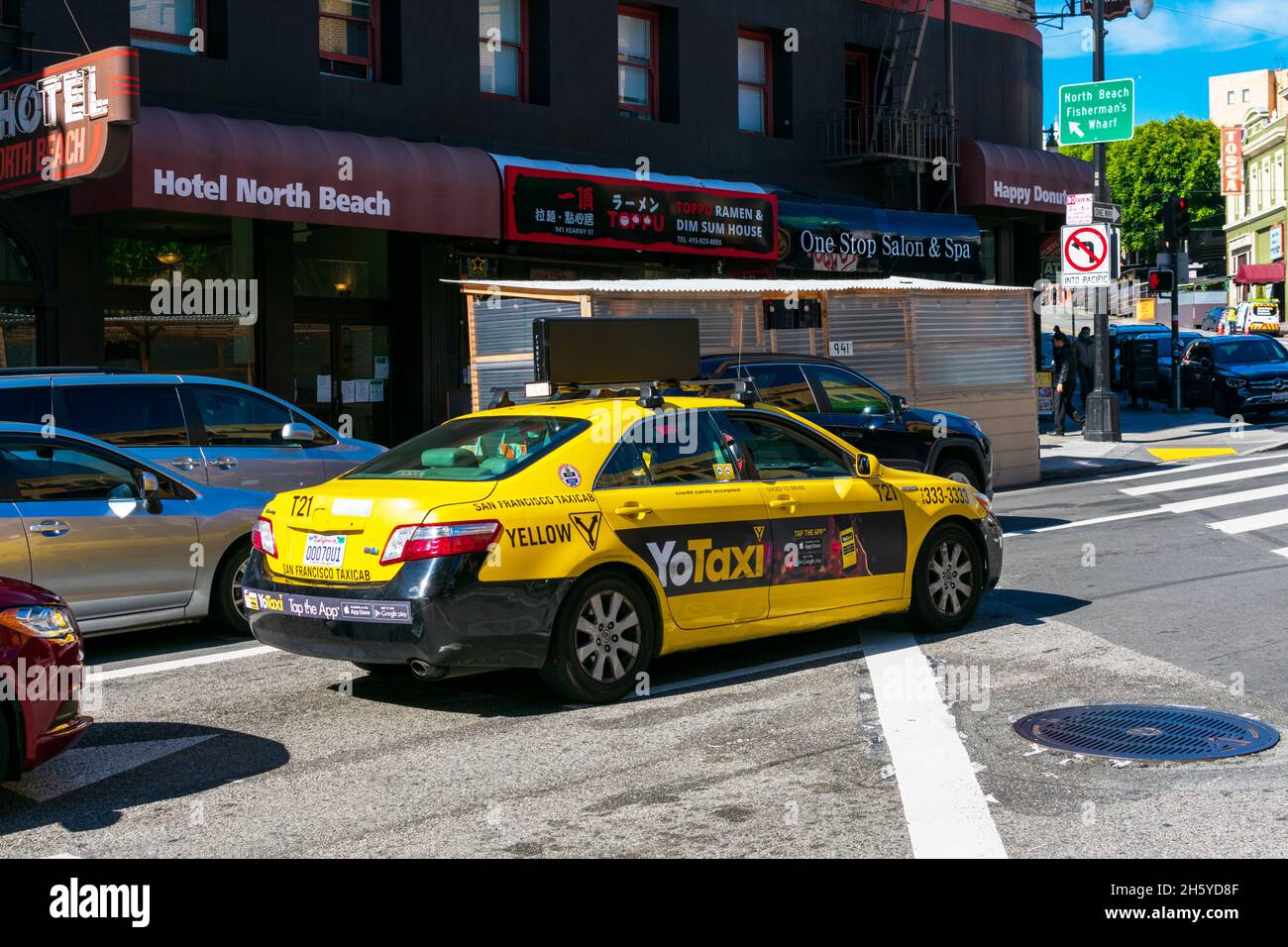 Taxi Yellow Cab veicolo sulla strada - San Francisco, California, Stati Uniti d'America - 2021 Foto Stock