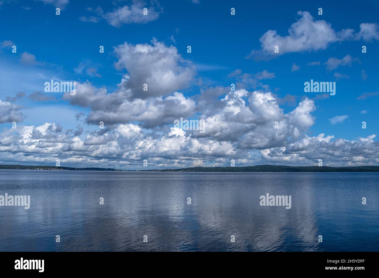 Vista panoramica sul lago di Onega e spettacolare paesaggio nuvoloso nella città di Petrozavodsk. Karelia, Russia. Foto Stock