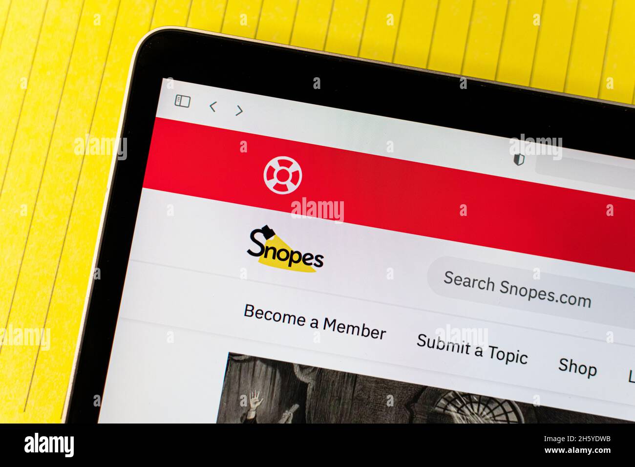 Snopes.com pagina di destinazione visualizzata su un computer. Snopes è un Web site che conduce la ricerca estesa di fatto-controllo sui soggetti popolari - San Jose, californi Foto Stock