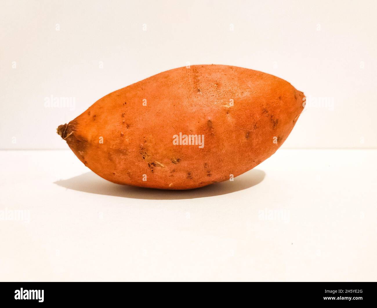 Batata di patate dolci isolata su sfondo bianco. Foto Stock