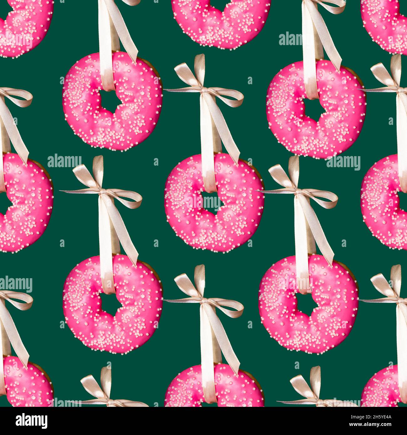 Modello di ciambelle rosa sul lino. Dolci palle di Natale. Natale senza cuciture ornamento. Foto Stock