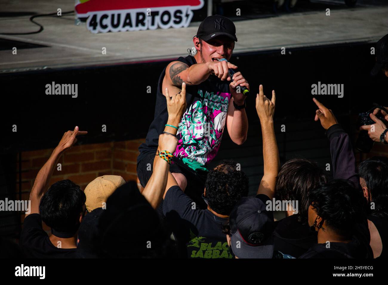 'Festival Alternativo 4Cuartos' apre concerti in aree aperte a Bogotà, nel mezzo del 'Conicerto Radionica' 2021 il 7 novembre 2021. Foto Stock