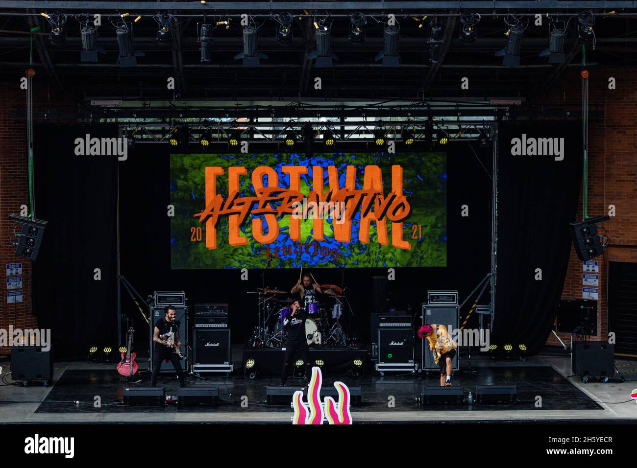 'Festival Alternativo 4Cuartos' apre concerti in aree aperte a Bogotà, nel mezzo del 'Conicerto Radionica' 2021 il 7 novembre 2021. Foto Stock