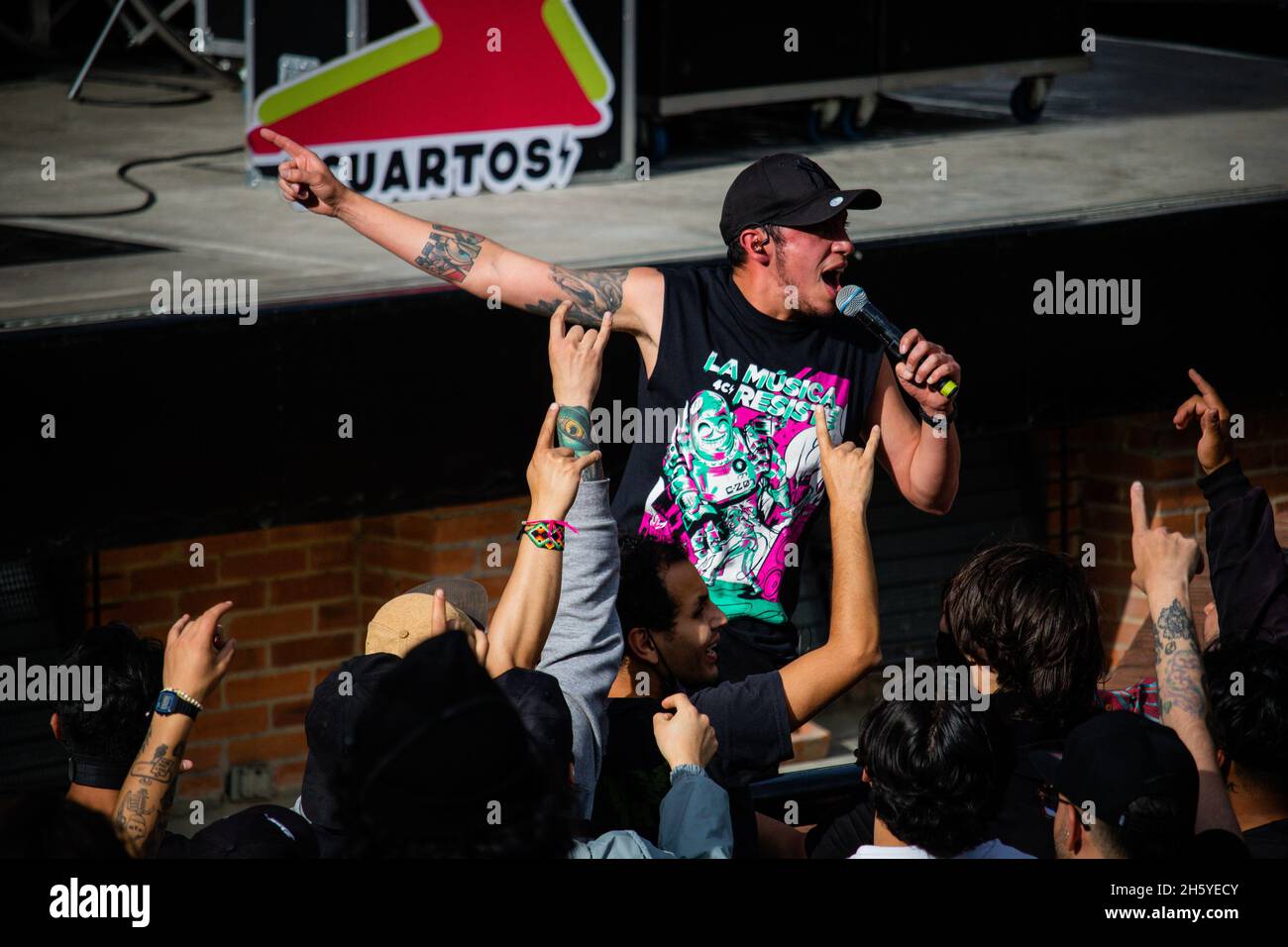 'Festival Alternativo 4Cuartos' apre concerti in aree aperte a Bogotà, nel mezzo del 'Conicerto Radionica' 2021 il 7 novembre 2021. Foto Stock