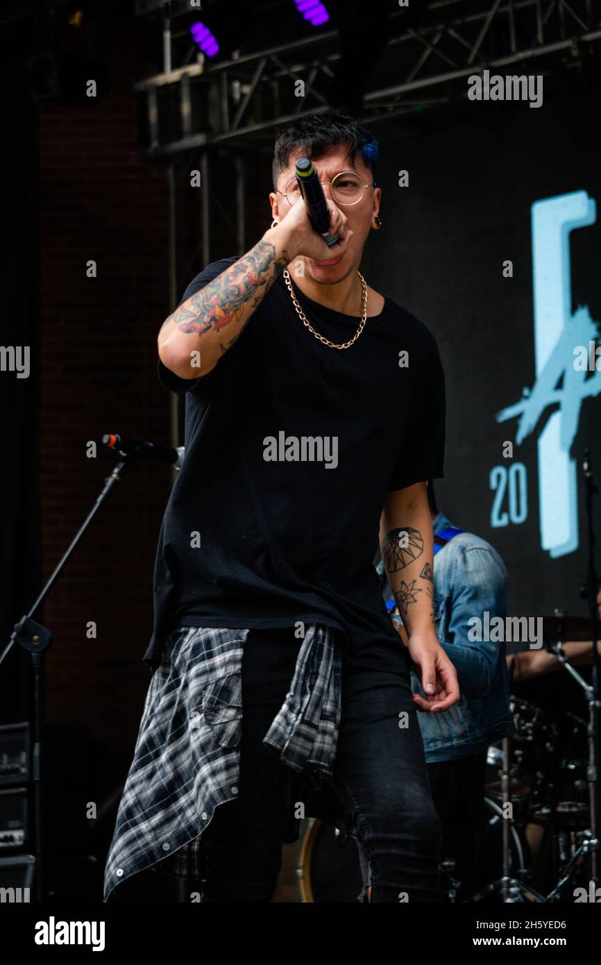 'Festival Alternativo 4Cuartos' apre concerti in aree aperte a Bogotà, nel mezzo del 'Conicerto Radionica' 2021 il 7 novembre 2021. Foto Stock