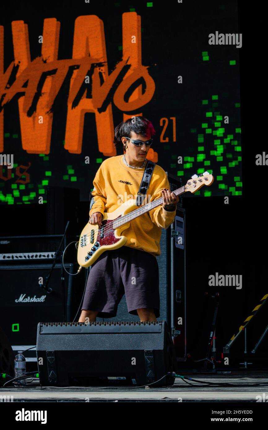 'Festival Alternativo 4Cuartos' apre concerti in aree aperte a Bogotà, nel mezzo del 'Conicerto Radionica' 2021 il 7 novembre 2021. Foto Stock