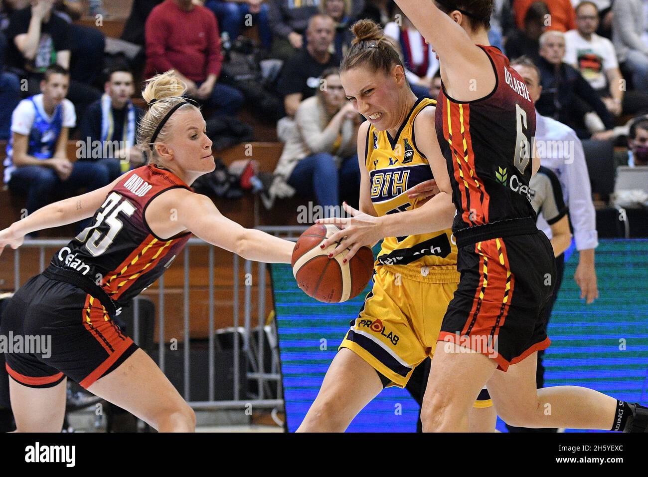 Sarajevo, Bosnia-Erzegovina. 11 Nov 2021. Andjela Delic (C) della Bosnia-Erzegovina gareggia contro Antonia Delaere (R) del Belgio durante il gruppo FIBA Women's Eurobasket 2023 Una partita di qualificazione tra Bosnia-Erzegovina e Belgio a Sarajevo, Bosnia-Erzegovina il 11 novembre 2021. Credit: Nedim Grabovica/Xinhua/Alamy Live News Foto Stock