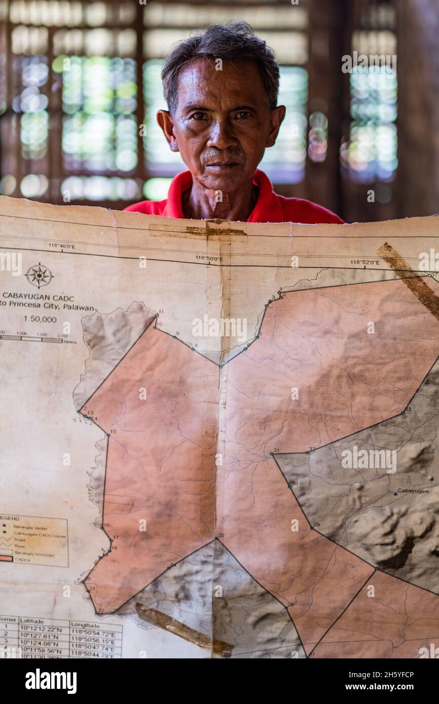 Luglio 2017. Eliseo Rodrigo, presidente della SATIKCA, conserva la documentazione del certificato di rivendicazione del dominio ancestrale (CADC). Sugodi, Barangay Cabayugan, Palawan, Filippine. Foto Stock