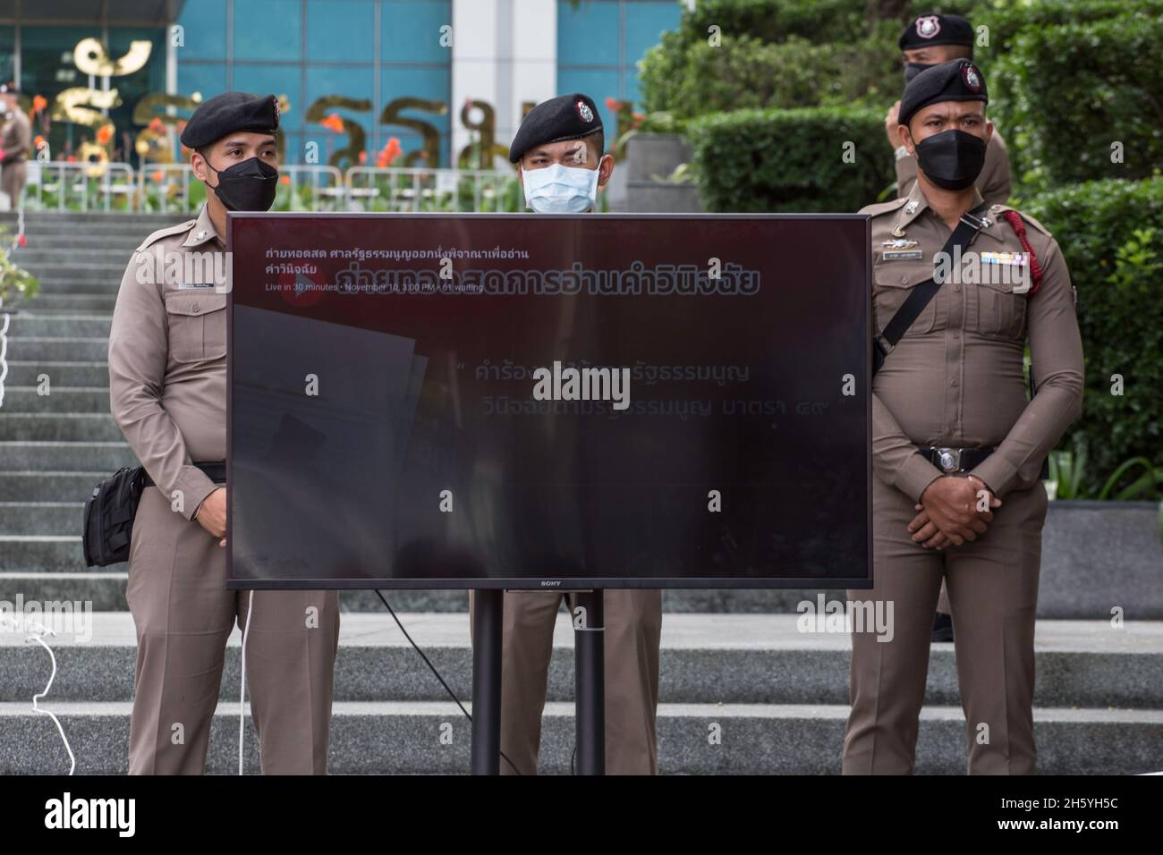 Bangkok, Tailandia. 10 novembre 2021. La polizia ha mantenuto il controllo della trasmissione televisiva della sentenza della Corte costituzionale che chiedeva la riforma della monarchia. (Foto di Atiwat Siltamethanont/Pacific Press) Credit: Pacific Press Media Production Corp./Alamy Live News Foto Stock