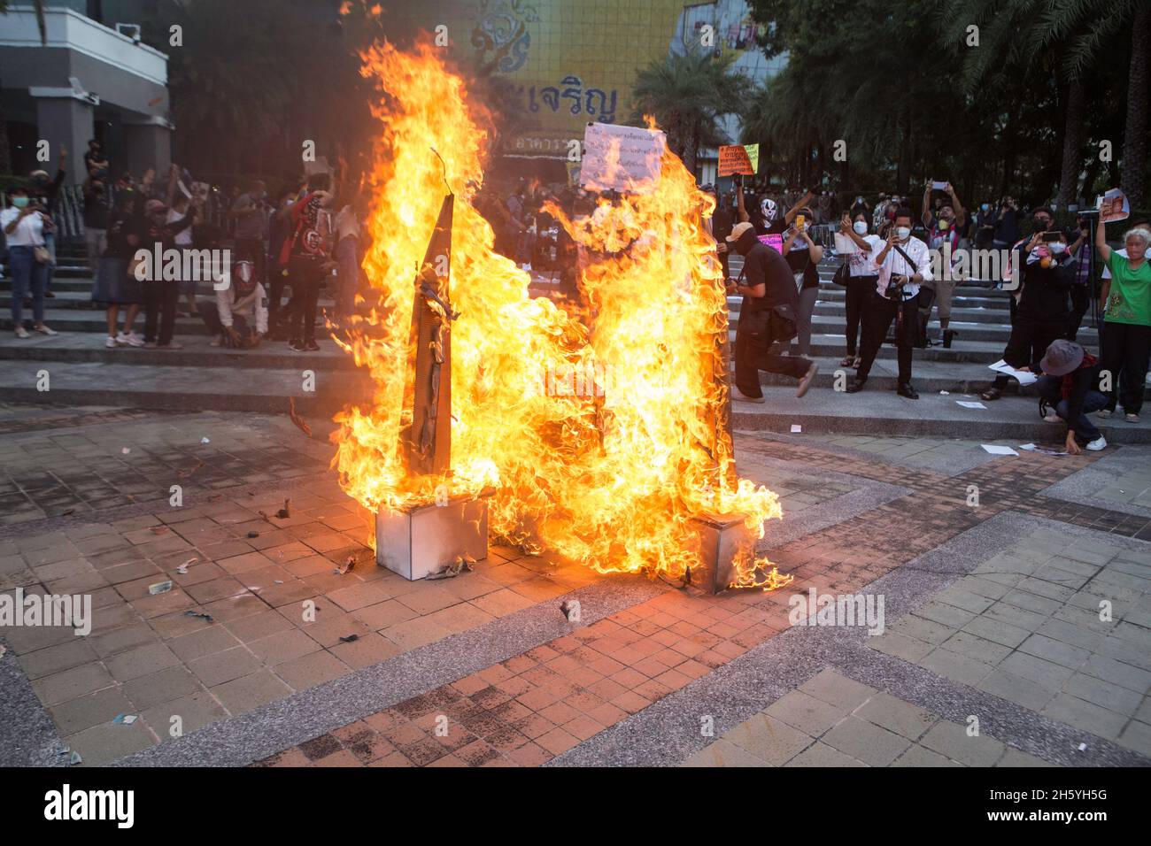 Bangkok, Tailandia. 10 novembre 2021. I dimostranti hanno dato fuoco a un monumento fittizio della democrazia dopo aver sentito la sentenza della Corte costituzionale secondo cui la riforma della monarchia è un rovesciamento di fronte al palazzo della Corte costituzionale. (Foto di Atiwat Siltamethanont/Pacific Press) Credit: Pacific Press Media Production Corp./Alamy Live News Foto Stock