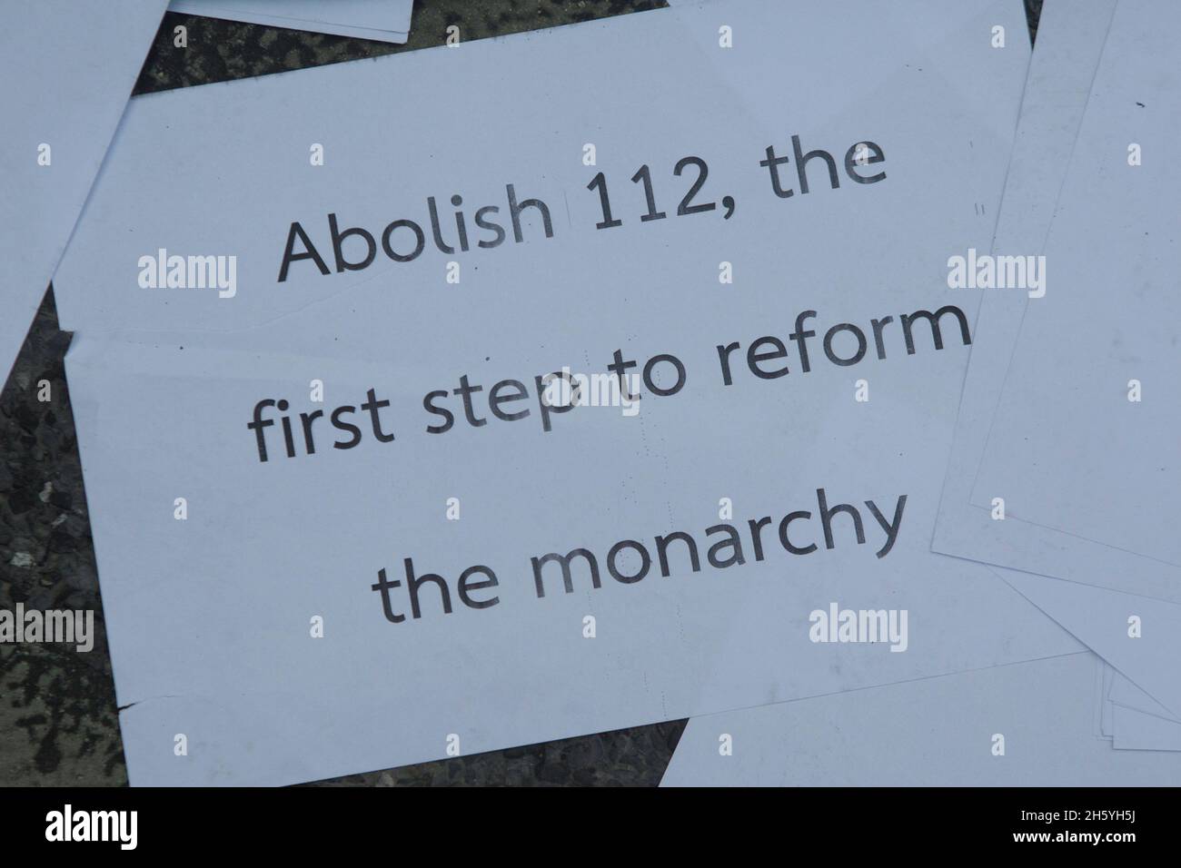 Bangkok, Tailandia. 10 novembre 2021. Un pezzo di carta scrive che l'abolizione della legge 112 (legge lèse-majesté) è il primo passo per riformare la monarchia di fronte all'edificio della Corte costituzionale. (Foto di Atiwat Siltamethanont/Pacific Press) Credit: Pacific Press Media Production Corp./Alamy Live News Foto Stock