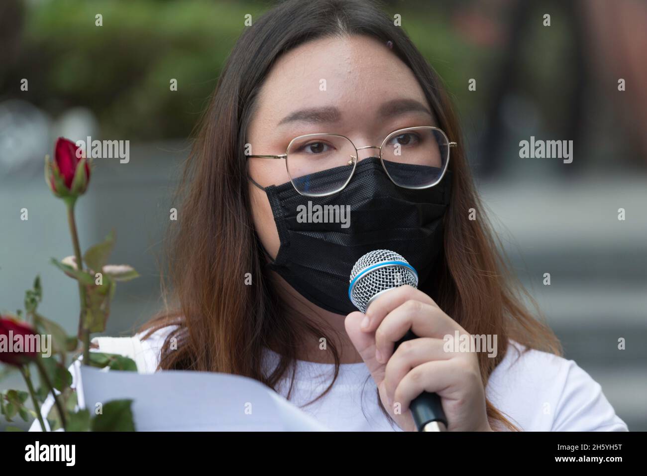 Bangkok, Tailandia. 10 novembre 2021. Panusaya Sitthijirawattanakun uno dei capi di protesta che ha chiesto la riforma della monarchia stava per leggere la dichiarazione 10 che chiede la riforma della monarchia. (Foto di Atiwat Siltamethanont/Pacific Press) Credit: Pacific Press Media Production Corp./Alamy Live News Foto Stock