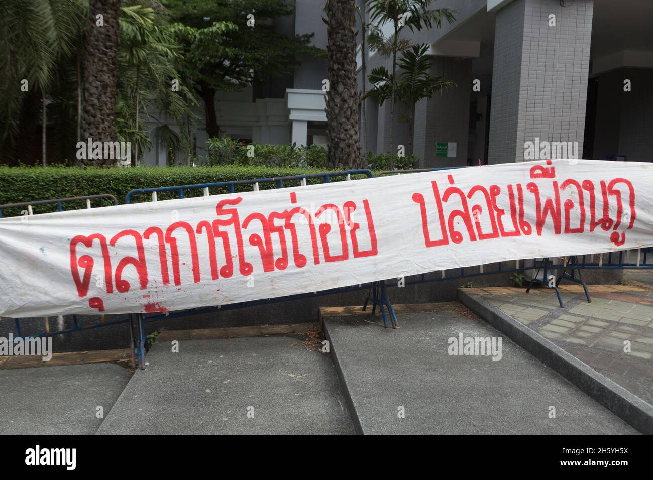 Bangkok, Tailandia. 10 novembre 2021. I dimostranti portarono striscioni di stoffa che recitavano: 'Giudice dei ladri. Lasciate che i nostri amici si mettano a fianco dell'edificio della Corte costituzionale. (Foto di Atiwat Siltamethanont/Pacific Press) Credit: Pacific Press Media Production Corp./Alamy Live News Foto Stock