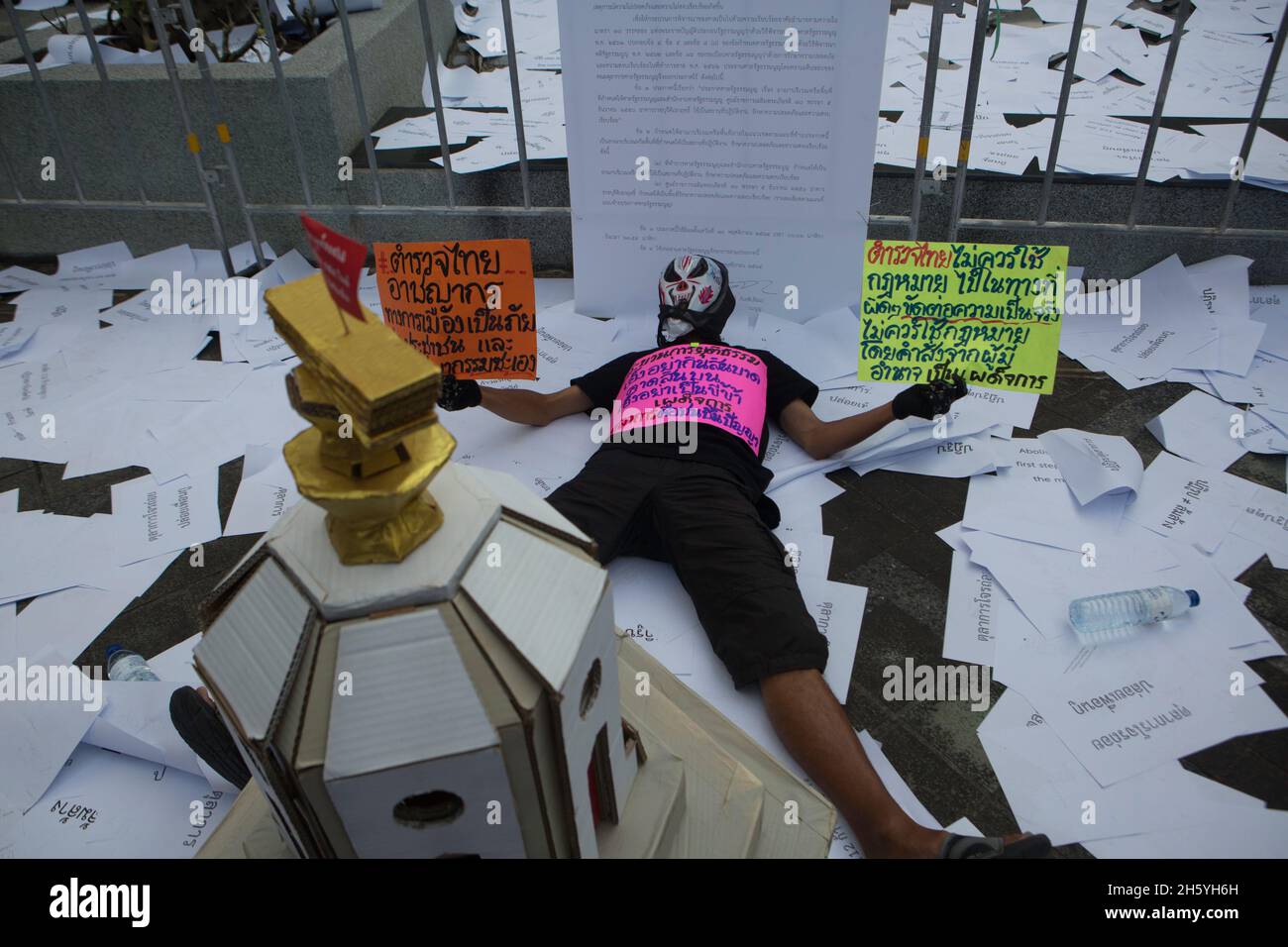 Bangkok, Tailandia. 10 novembre 2021. I manifestanti si trovano accanto a un monumento fittizio della democrazia e detengono cartelli che protestano contro la polizia al servizio della dittatura e arrestano i dissidenti politici. (Foto di Atiwat Siltamethanont/Pacific Press) Credit: Pacific Press Media Production Corp./Alamy Live News Foto Stock