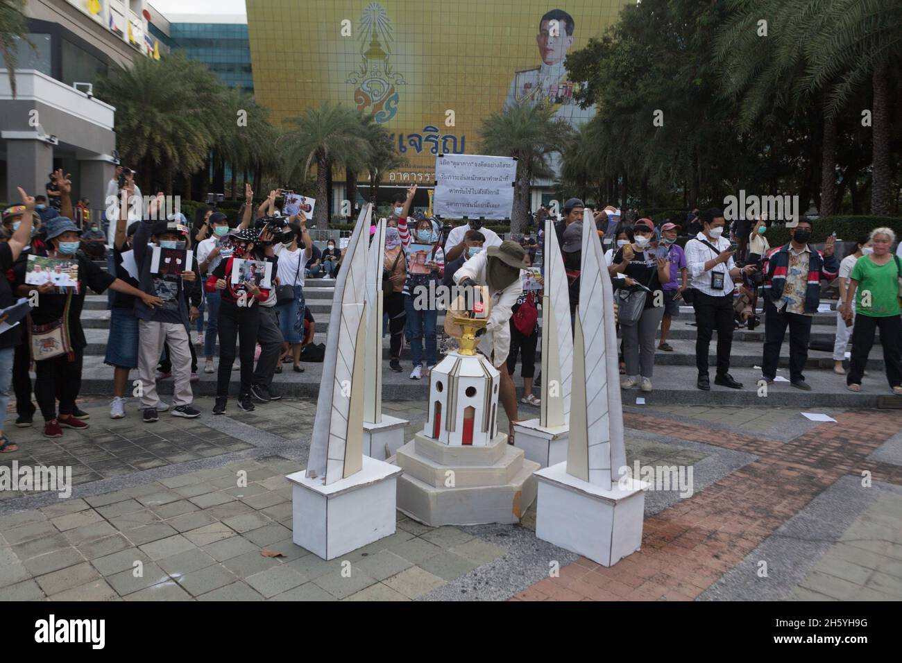 Bangkok, Tailandia. 10 novembre 2021. I manifestanti versano benzina su una replica del Monumento alla democrazia. Dopo aver ascoltato la sentenza della Corte costituzionale secondo cui la riforma della monarchia era un rovesciamento di fronte all'edificio della Corte costituzionale. (Foto di Atiwat Siltamethanont/Pacific Press) Credit: Pacific Press Media Production Corp./Alamy Live News Foto Stock