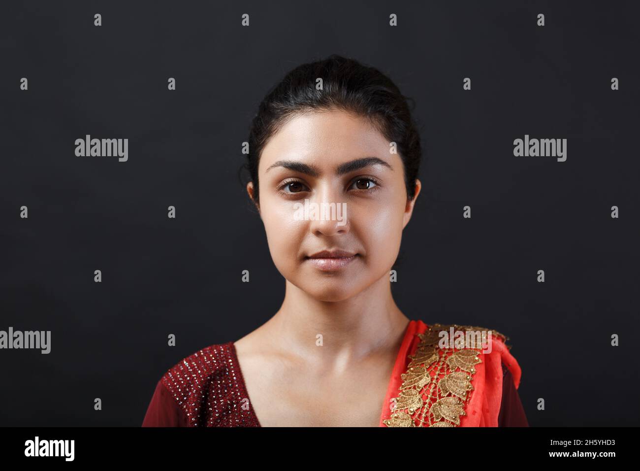 Ritratto di giovane adulto 25s donna indiana in sari. Foto Stock