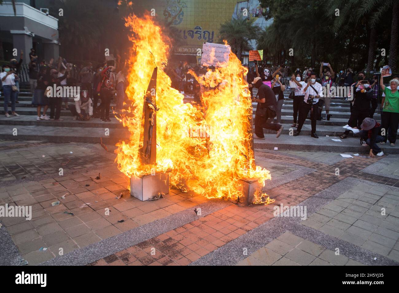 Bangkok, Bangkok, Thailandia. 10 novembre 2021. I dimostranti hanno dato fuoco a un monumento fittizio della democrazia dopo aver sentito la sentenza della Corte costituzionale secondo cui la riforma della monarchia è un rovesciamento di fronte al palazzo della Corte costituzionale. (Credit Image: © Atiwat Siltamethanont/Pacific Press via ZUMA Press Wire) Foto Stock