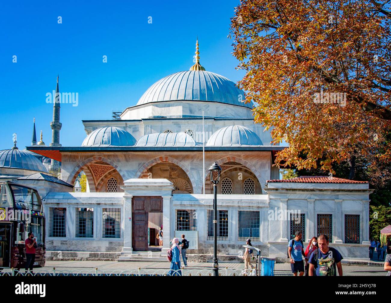 ISTANBUL, TURCHIA. SETTEMBRE 26, 2021. Vista sulla strada della città bella moschea Daylight Foto Stock