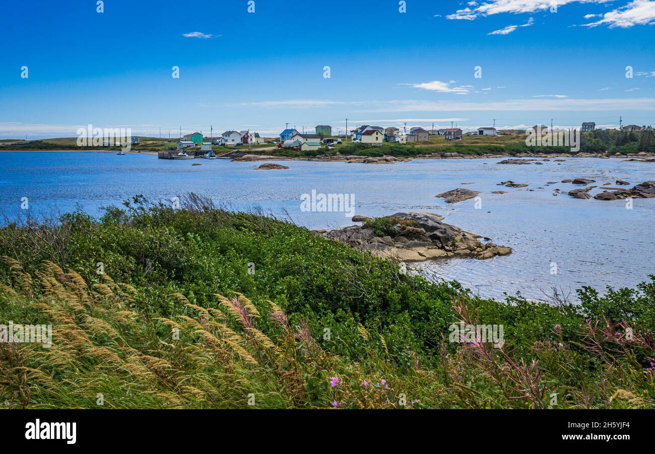 Vista sul piccolo villaggio di pescatori di Aguanish dalla strada panoramica 138, nella regione Cote Nord del Quebec (Canada) Foto Stock