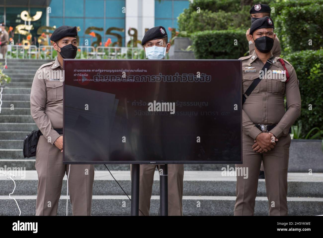 Bangkok, Bangkok, Thailandia. 10 novembre 2021. La polizia ha mantenuto il controllo della trasmissione televisiva della sentenza della Corte costituzionale che chiedeva la riforma della monarchia. (Credit Image: © Atiwat Siltamethanont/Pacific Press via ZUMA Press Wire) Foto Stock