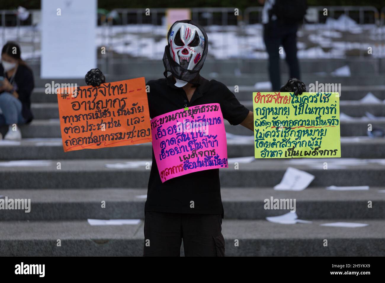 Bangkok, Bangkok, Thailandia. 10 novembre 2021. I manifestanti hanno scritto messaggi che protestano contro la polizia al servizio della dittatura e arrestano i dissidenti politici. (Credit Image: © Atiwat Siltamethanont/Pacific Press via ZUMA Press Wire) Foto Stock