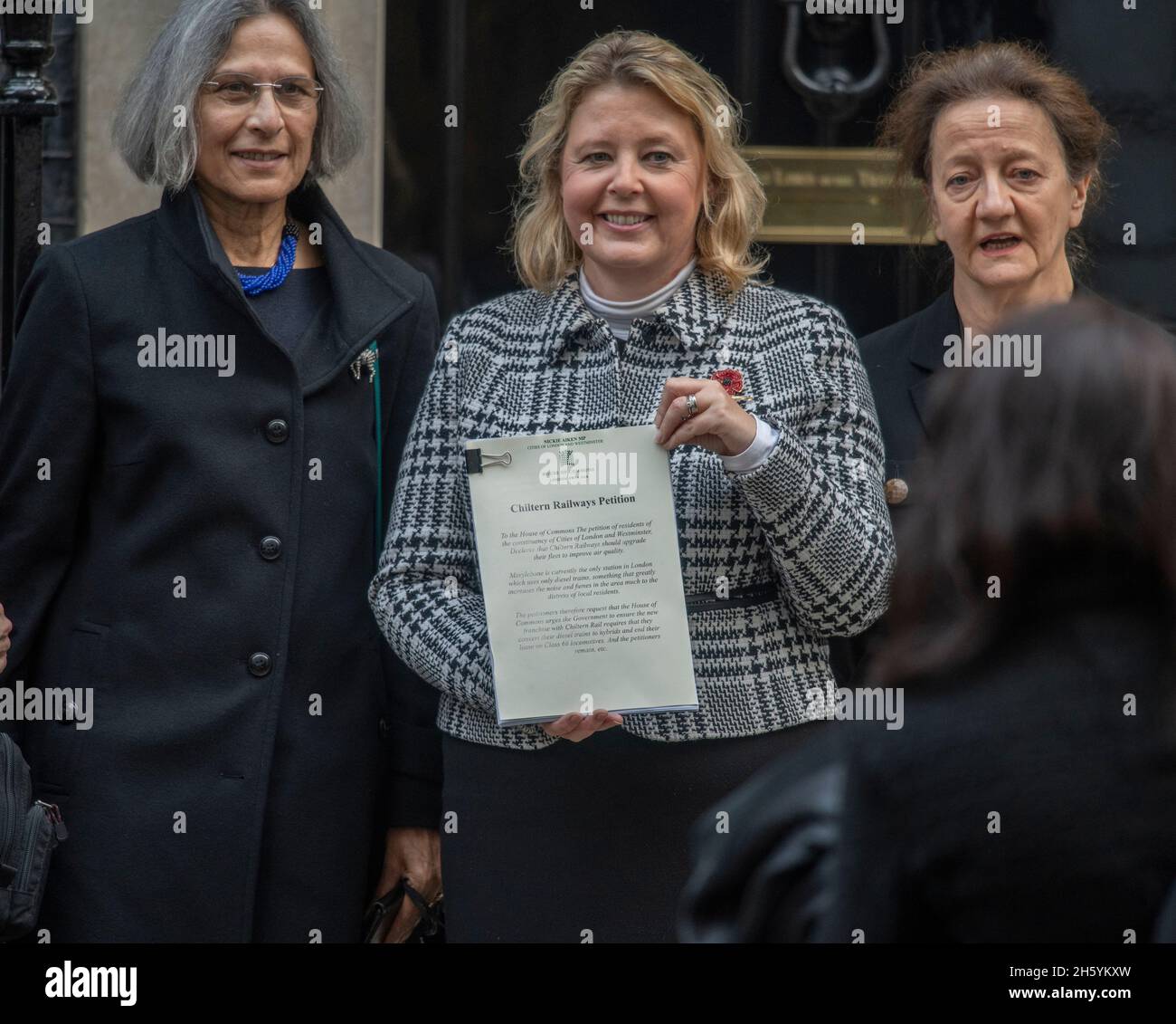 Nickie Aiken, membro del Parlamento per le città di Londra e Westminster (centro nella foto), consegna la petizione Chiltern Railways in 10 Downing Street, la petizione dei residenti delle circoscrizioni di Londra e Westminster dichiara che Chiltern Railways dovrebbe aggiornare la loro flotta per migliorare la qualità dell'aria. Marylebone è l'unica stazione di Londra che utilizza solo treni diesel, che aumentano il rumore e i fumi per i residenti locali. Credit: Malcolm Park/Alamy. Foto Stock