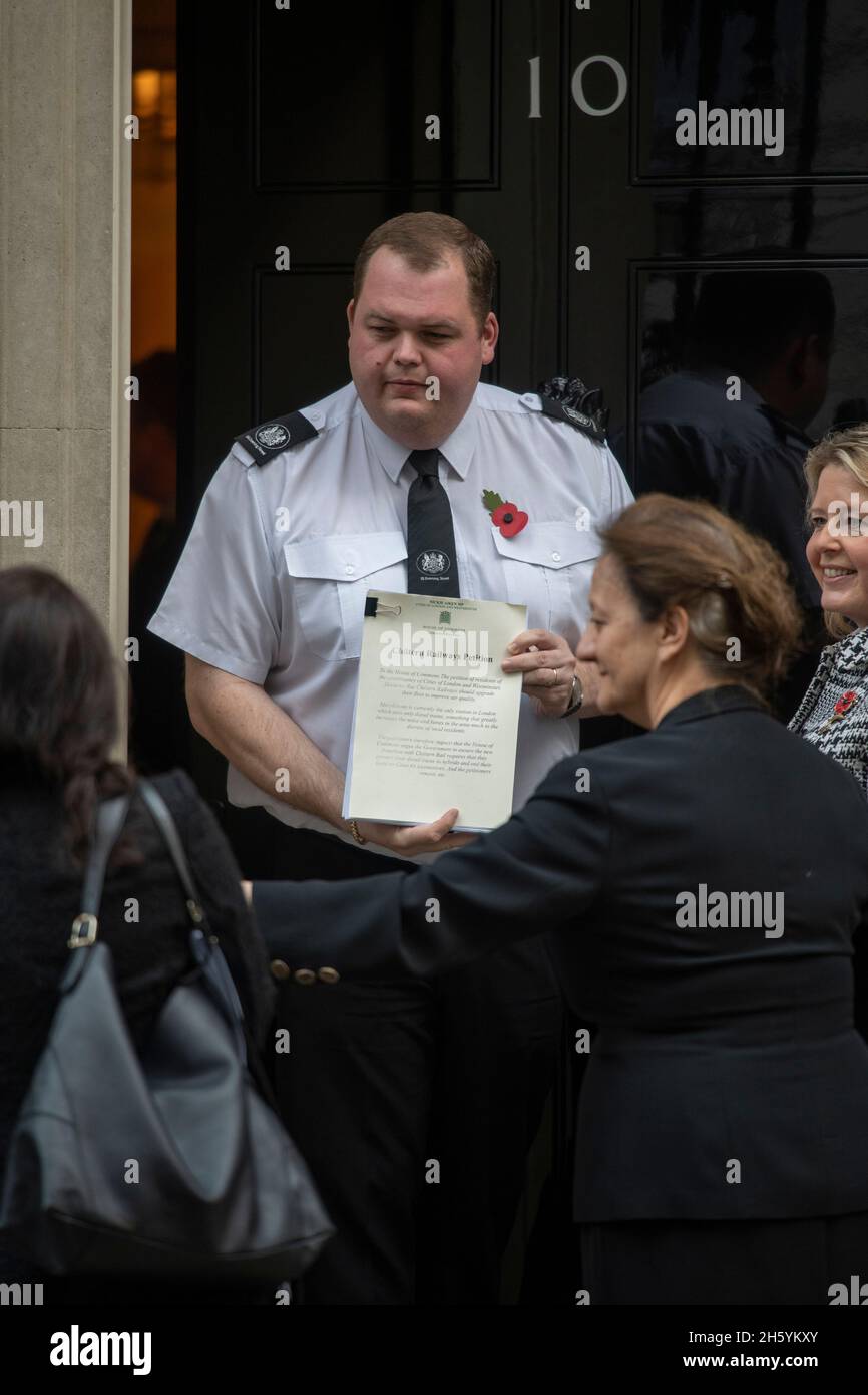 Nickie Aiken, membro del Parlamento per le città di Londra e Westminster, consegna la petizione Chiltern Railways nel 10 Downing Street, la petizione dei residenti delle circoscrizioni delle città di Londra e Westminster dichiara che Chiltern Railways dovrebbe aggiornare la propria flotta per migliorare la qualità dell'aria. Marylebone è l'unica stazione di Londra che utilizza solo treni diesel, che aumentano il rumore e i fumi per i residenti locali. Credit: Malcolm Park/Alamy. Foto Stock