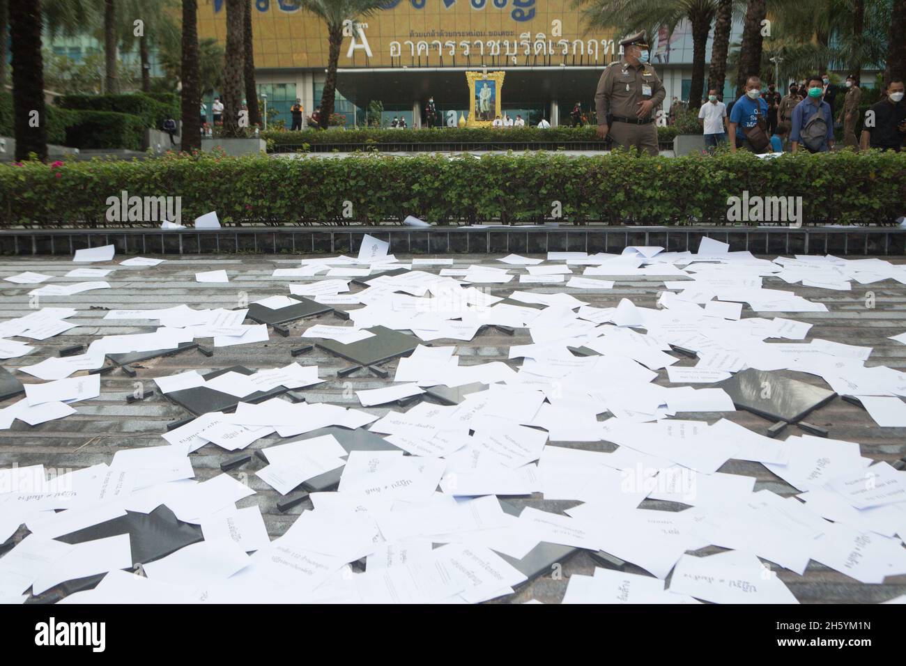 Bangkok, Bangkok, Thailandia. 10 novembre 2021. Migliaia di pezzi di carta con il messaggio che la riforma della monarchia non è un rovesciamento di fronte al palazzo della Corte costituzionale. (Credit Image: © Atiwat Siltamethanont/Pacific Press via ZUMA Press Wire) Foto Stock