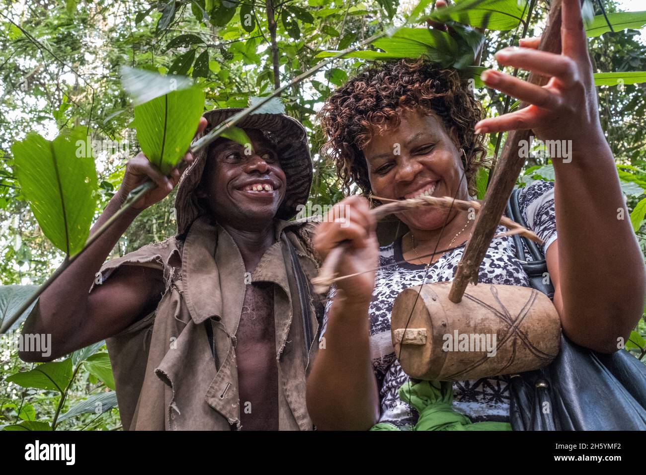 Settembre 2017. I Pygmies di Batwa furono sfrattati dalle loro terre di casa nella foresta nei primi anni '90 quando furono istituiti i Parchi nazionali, lasciandoli senza terra e poveri in una società che li considerò una classe inferiore. Oggi alcuni di loro cercano di far incontrare le estremità ospitando passeggiate sentiero; tour culturali che includono esempi di dove e come si usa per vivere nella foresta, così come cantare, ballare, e artigianato in vendita. Buhoma, Uganda. Foto Stock