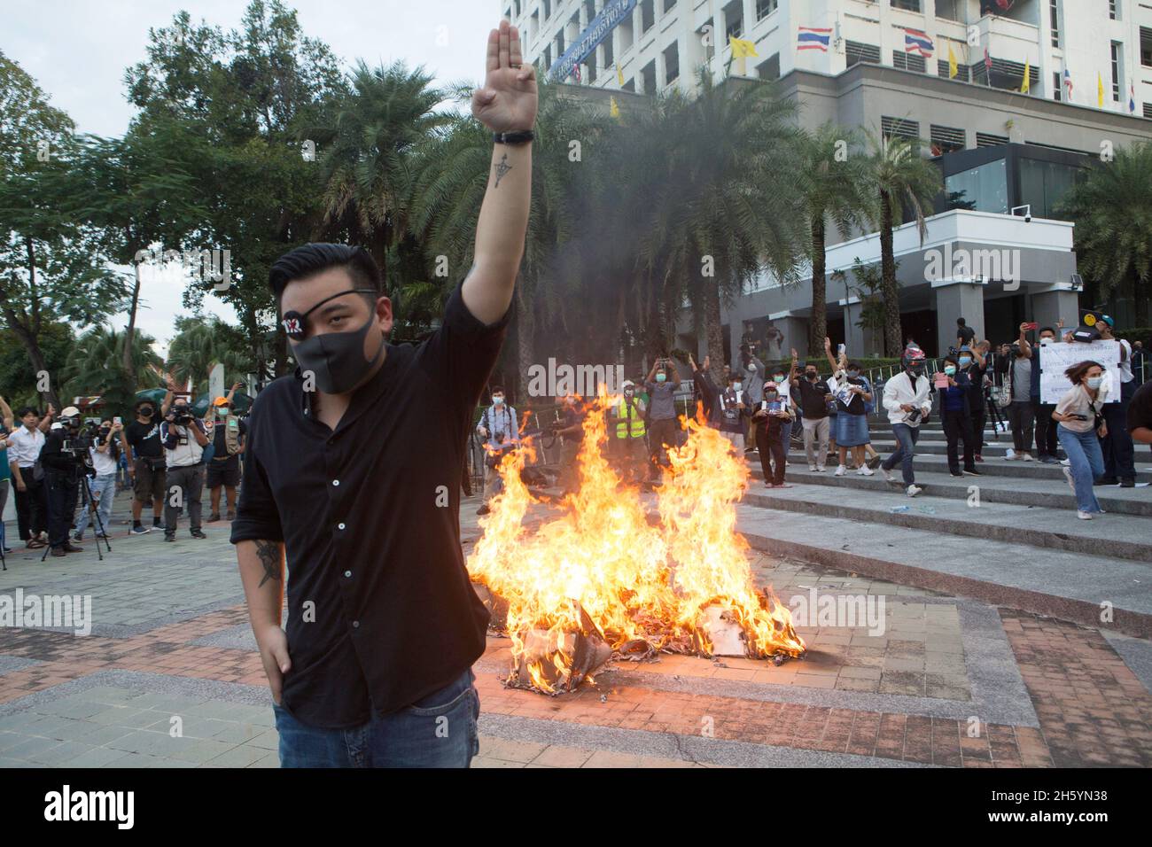 Bangkok, Bangkok, Thailandia. 10 novembre 2021. Thanat Thanakit Amnuay, uno dei leader di protesta, ha tenuto un simbolo a tre dita dopo aver bruciato un monumento fittizio alla democrazia per protestare contro la sentenza della Corte costituzionale. (Credit Image: © Atiwat Siltamethanont/Pacific Press via ZUMA Press Wire) Foto Stock