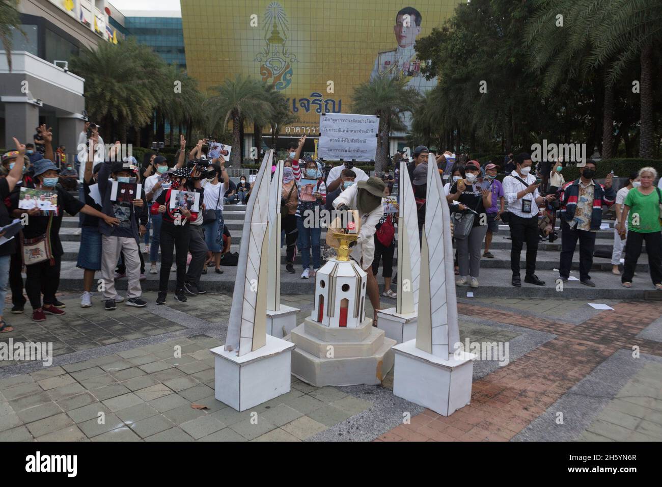 Bangkok, Bangkok, Thailandia. 10 novembre 2021. I manifestanti versano benzina su una replica del Monumento alla democrazia. Dopo aver ascoltato la sentenza della Corte costituzionale secondo cui la riforma della monarchia era un rovesciamento di fronte all'edificio della Corte costituzionale. (Credit Image: © Atiwat Siltamethanont/Pacific Press via ZUMA Press Wire) Foto Stock