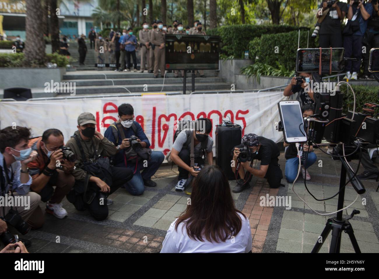 Bangkok, Bangkok, Thailandia. 10 novembre 2021. Panusaya Sitthijirawattanakun uno dei leader di protesta che ha chiesto la riforma della monarchia si è seduto e ha guardato la decisione della Corte costituzionale vivere. (Credit Image: © Atiwat Siltamethanont/Pacific Press via ZUMA Press Wire) Foto Stock