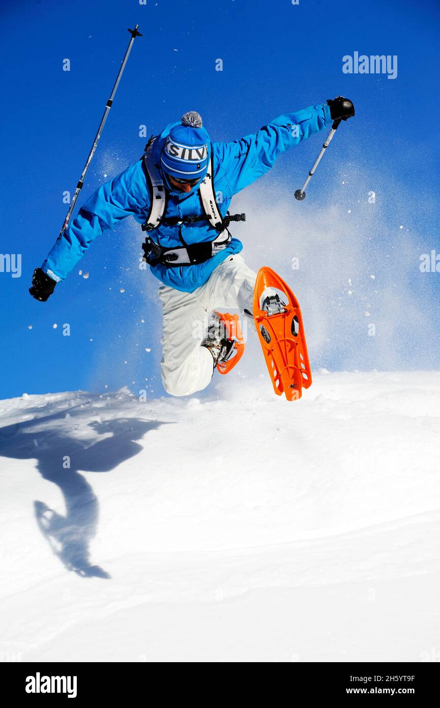 FRANCIA, LA PLAGNE, SAVOIA ( 73 ), SALTARE CON LE RACCHETTE DA NEVE Foto Stock