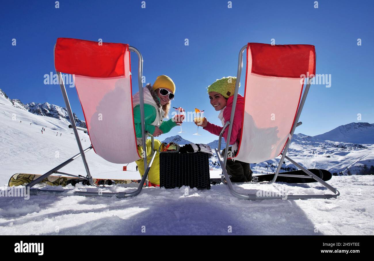 FRANCIA, LA PLAGNE, SAVOIA ( 73 ), ALCUNI RIPOSO IN UN RISTORANTE DI ALTITUDINE Foto Stock