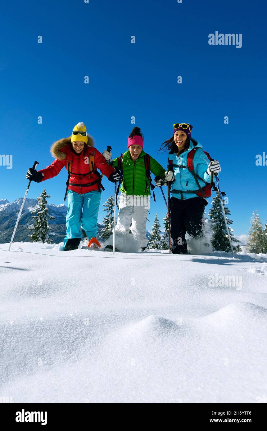 FRANCIA, LA PLAGNE, SAVOIA ( 73 ), ANNI DELL'ADOLESCENZA CON LE RACCHETTE DA NEVE Foto Stock