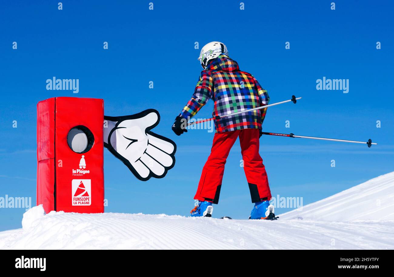 FRANCIA, LA PLAGNE, SAVOIA ( 73 ), PISTE DA SCI, PISTA DA SCI CON GIOCHI Foto Stock