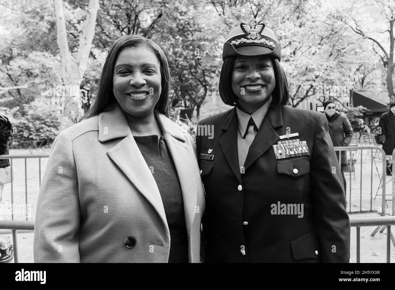 New York, NY - 11 novembre 2021: Letitia James e ZEITA Merchant assistono alla cerimonia di posa di Wreath il giorno dei Veterans a Madison Square Park Foto Stock