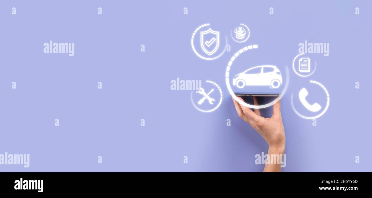 Composito digitale di uomo che tiene auto ICON.Car assicurazione auto e servizi auto concetto. Uomo d'affari con l'offerta del gesto e dell'icona dell'automobile. Foto Stock