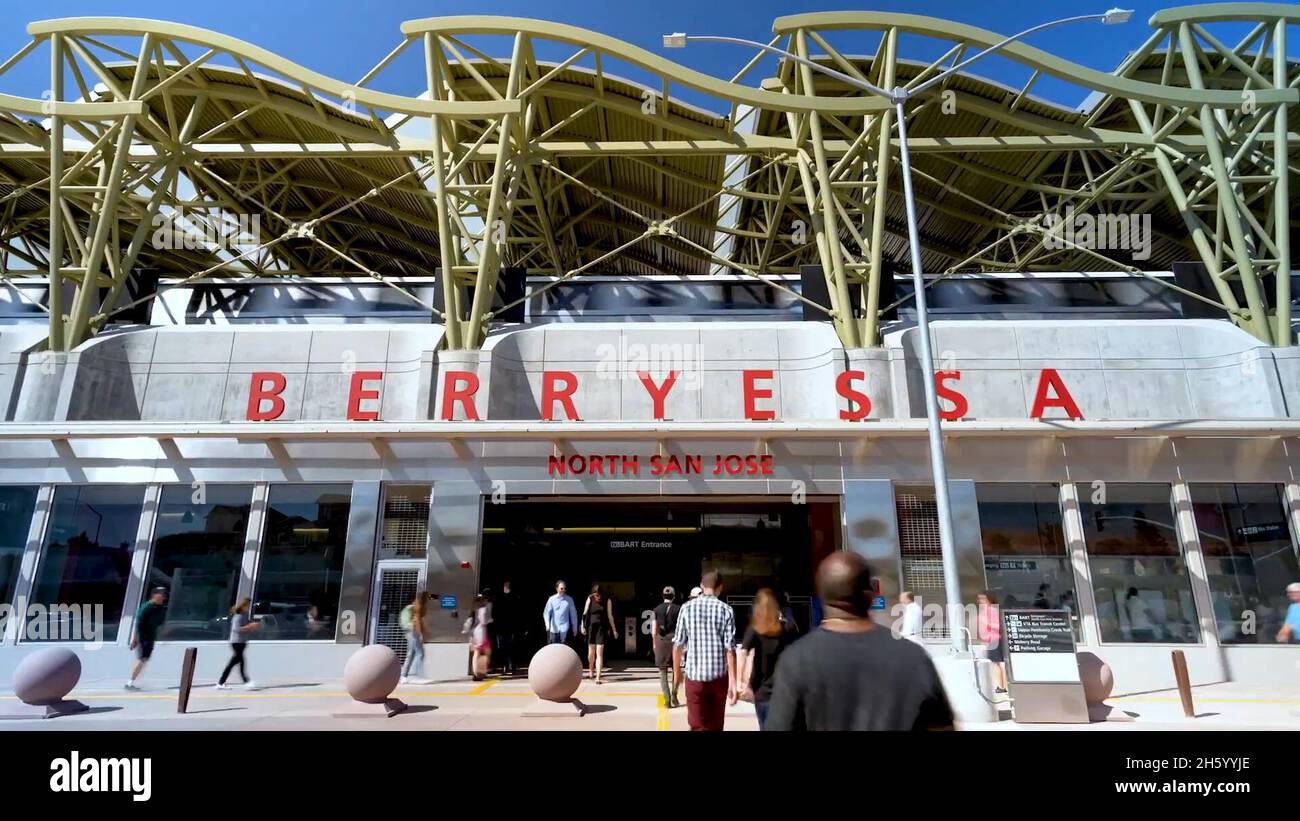 Screengrab del Berryessa-North San Jose BART Stazione ingresso frontale nel video promozionale VTA per la stazione apertura ca. 19 maggio 2020 Foto Stock