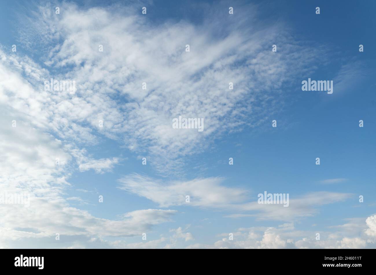 Blu e ciano sfumano il cielo colorato e le nuvole bianche galleggiano sull'aria. Vista sorprendente dell'armonia del cumulo e del cielo limpido. Foto Stock